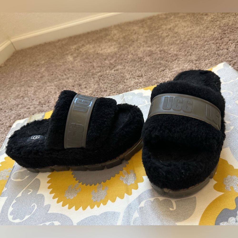 UGG Women’s Fluffita sandals black clear slides size 7